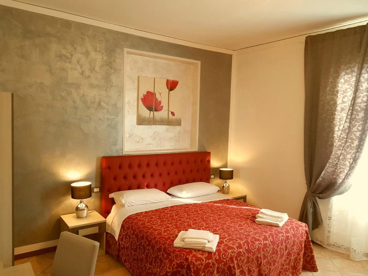 Family Room Private Bathroom,663392250:JPEG