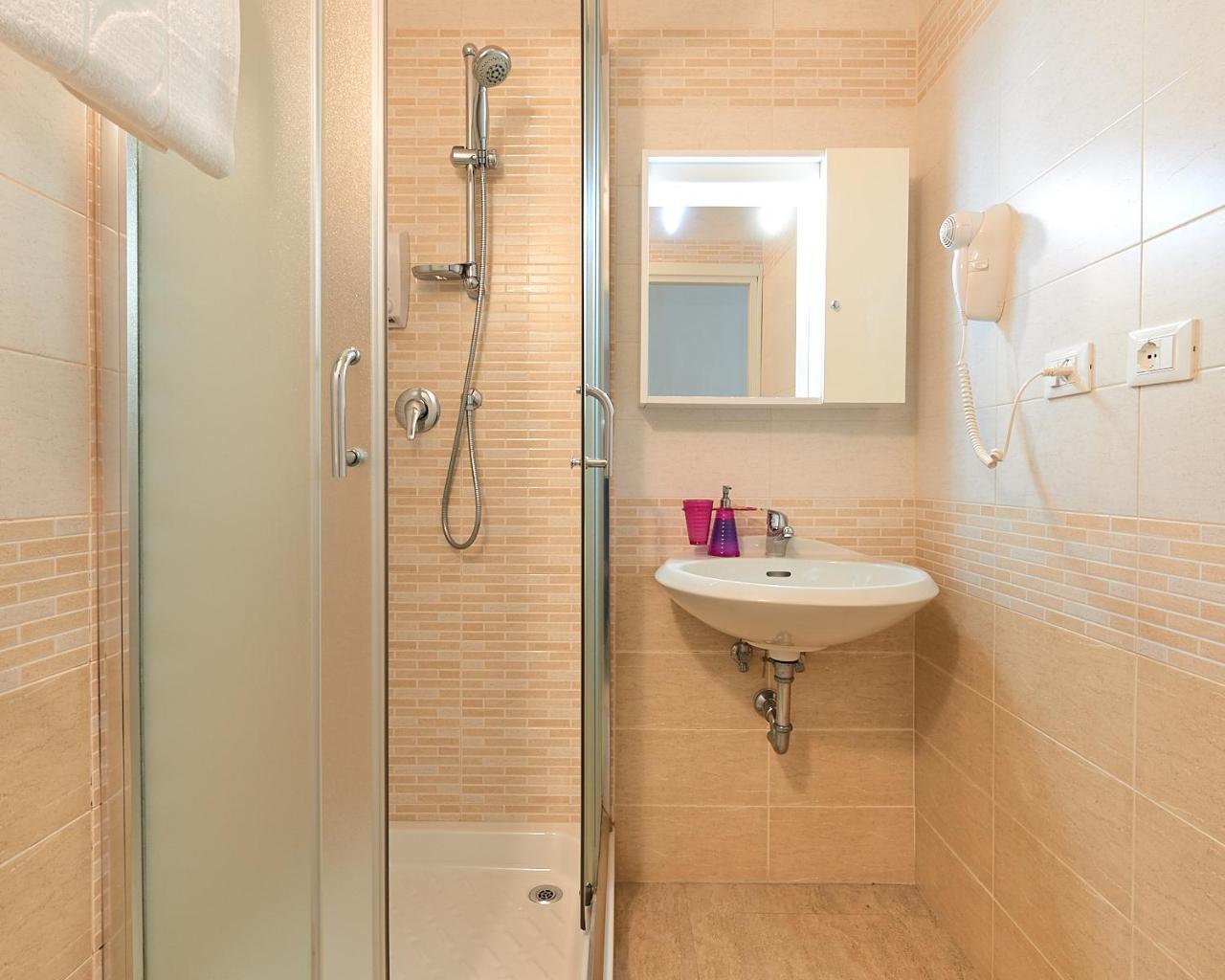Chambre Double avec Lit d'Appoint et Salle de Bains Privative